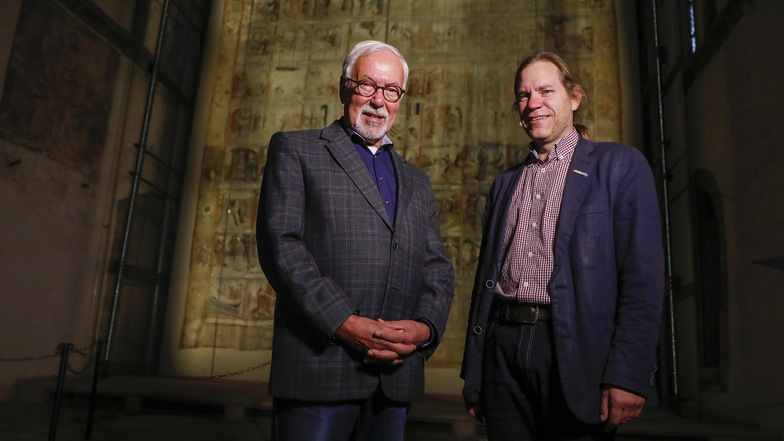 Volker Dudeck (links) und Peter Knüvener freuen sich auf das 20-jährige Jubiläum der Fastentuch-Ausstellung, das am Freitag und Sonnabend gefeiert wird.