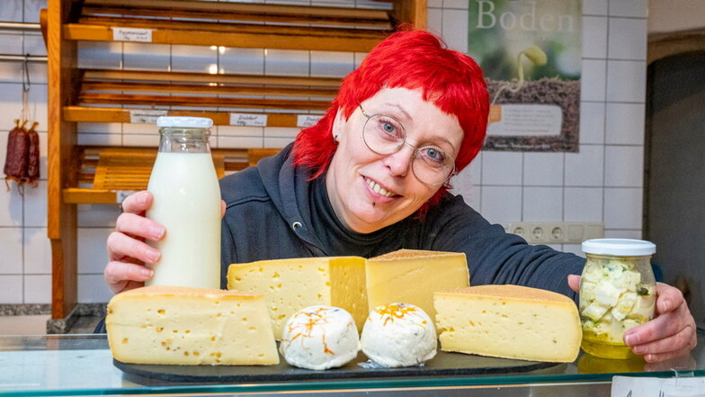 Susanne Draws-Macher vom Hofladen präsentiert ihr Käseangebot: Cunnersdorfer, Polenztaler, Kleine Frischlinge (vorn) und Mozzarella im Glas.