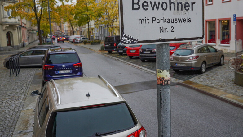 Ärger ums Bewohnerparken in Bautzen: Die Anwohner beklagen, dass es zu wenige Parkplätze im Verhältnis zu den verkauften Bewohnerparkausweisen gibt.