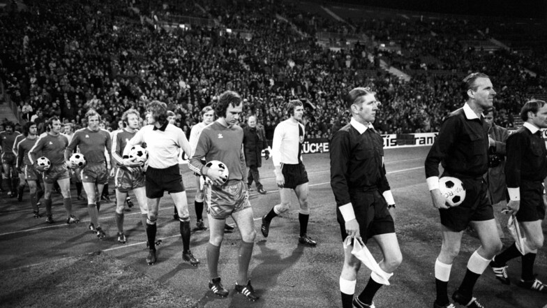 Schiedsrichter Robert Davidson (vorn) aus Schottland führt die Mannschaften in München auf den Platz: die Bayern angeführt von Kapitän Franz Beckenbauer, Dynamo von Frank Ganzera.