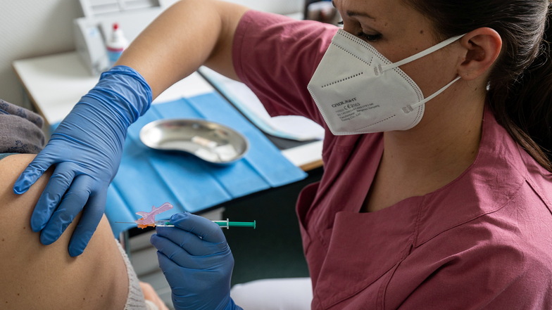Impfwillige Sachsen sollen ab Montag leichter an einen Termin in einem der 13 Impfzentren im Freistaat kommen.