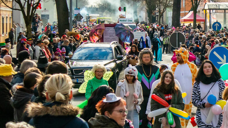 Wahre Menschenmassen säumten die Straßenränder beim Bernsdorfer Karnevalsumzug im Jahr 2019. So soll es auch in diesem Jahr wieder sein.