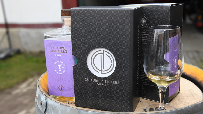 Edel verpackt: Der Whisky aus Dorfhain ist Genuss für den Gaumen - und Genuss für das Auge.