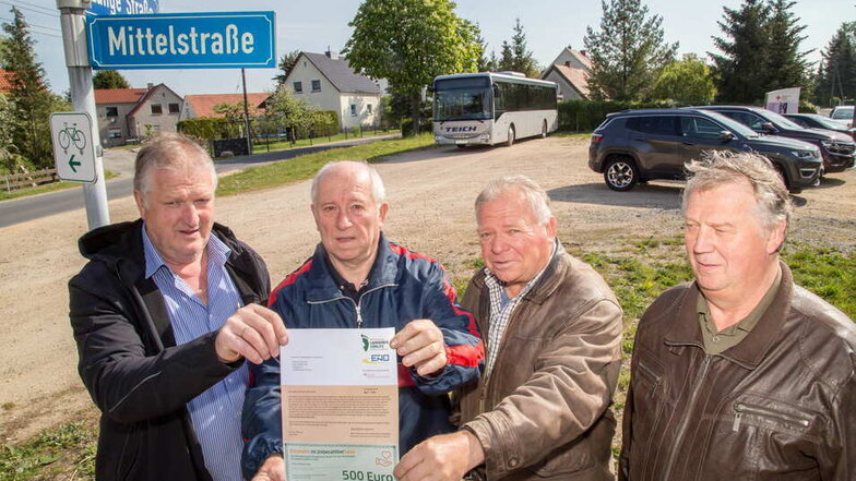 Der Ortschaftsrat vom Nieskyer Ortsteil See wollte eine Kreuzung zum Rosengarten umgestalten. Dafür gab es im Mai 2019 einen Scheck über 500 Euro aus dem Ehrenamtsbudget.