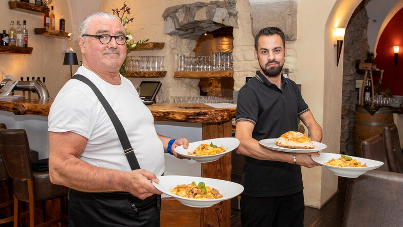 Neffe und Onkel sind das neue Ratskeller-Team in Dohna: Alessandro Horrion (r.) ist der Chef und kocht, Antonio Andreose ist der Mann für den Service.