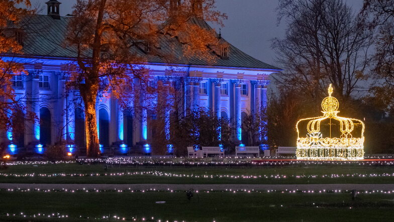 Funkelnde Lichtinstallationen tauchen den Pillnitzer Schlosspark in ein Weihnachtsambiente. Der Christmas Garden lockt jährlich 120.000 Besucher an.
