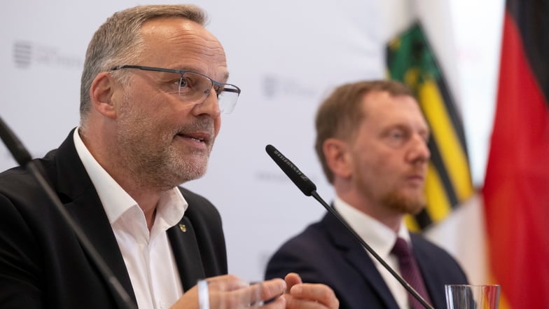 Dirk Neubauer (parteilos, l), ehemaliger Landrat des Landkreises Mittelsachsen kritisiert Michael Kretschmer (CDU), Ministerpräsident von Sachsen.