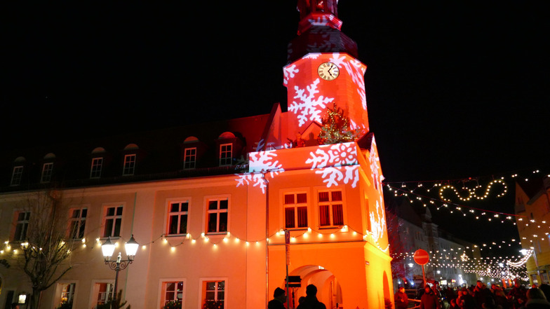 Der illuminierte Rathausturm war ein herausragender Blickfang beim Lichterfest in Spremberg, das anstatt eines Weihnachtsmarktes stattfand.