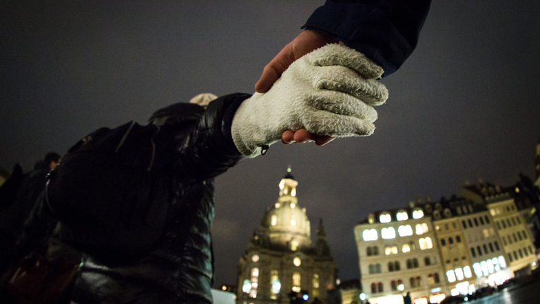Auch zum Jahrestag der Bombardierung Dresdens reichen sich viele Menschen wieder die Hände zu einer Kette um die Stadt.