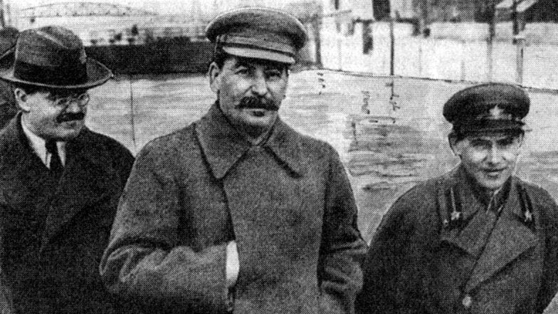 Josef Stalin an der Seite von NKWD-Chef Nikolai Jeschow (r.). Nach dem Krieg sorgte der sowjetische Geheimdienst in Ostdeutschland für Angst und Schrecken, organisierte unter anderem auch Deportationen.