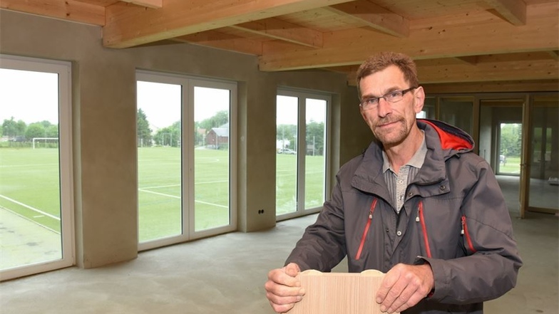 Auch die Pretzschendorfer Fußballer (im Bild Abteilungsleiter Frank Reichelt) hat die Gemeinde bereits beim Bau des Vereinsheims unterstützt.