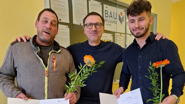 Sichtlich stolz auf seine Bauleute: Brumm Bau-Chef  Andreas Poller (M.) gratuliert Jens Paul (l.) und Arben Belaj zu den erfolgreich bestandenen Prüfungen.