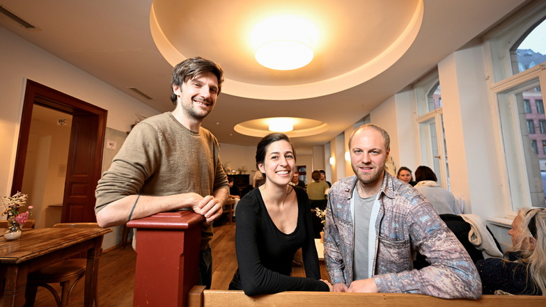 Das Team des Cafés Glocke in Dresden-Neustadt (l.) stellt sich den Herausforderungen ihrer Branche.