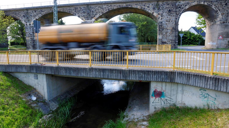 Die Stützmauer an dieser Brücke in Gersdorf soll repariert werden. Baustart ist am 21. Mai.