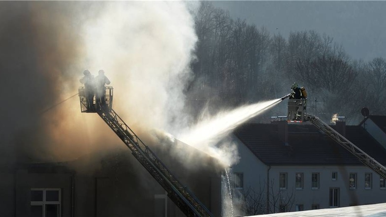 Noch am Mittag schlugen immer wieder Flammen aus dem Dach der Fabrikhalle.