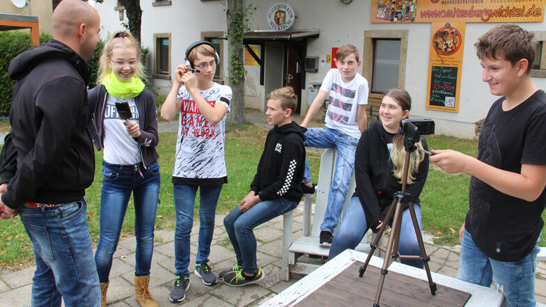 Beim Neukircher Verein Valtenbergwichtel drehen Jugendliche eigene Filme. Nach der Corona-Pause läuft das Projekt jetzt wieder. So nah wie auf diesem Foto vom Herbst 2019 dürfen sich die Teilnehmer aber nicht mehr kommen.