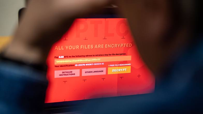Bei Angriffen mit Erpressungssoftware - auch Ransomware genannt - werden Daten auf Computern verschlüsselt, und die Hacker verlangen Geld für die Freigabe.