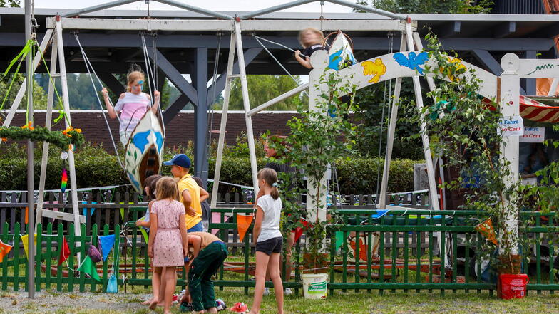 Eine Spielstraße ist für Kinder eingerichtet.