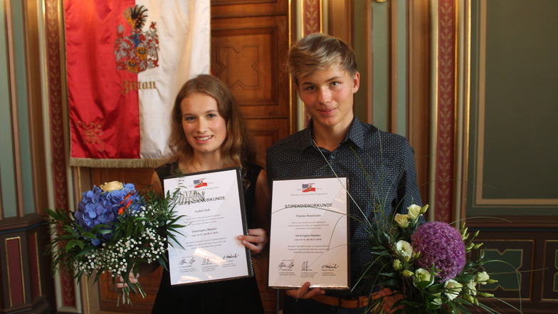 Isabel Dyk und Timmo Naumann haben im Bürgersaal des Zittauer Rathauses ihre Stipendiums-Urkunden erhalten.