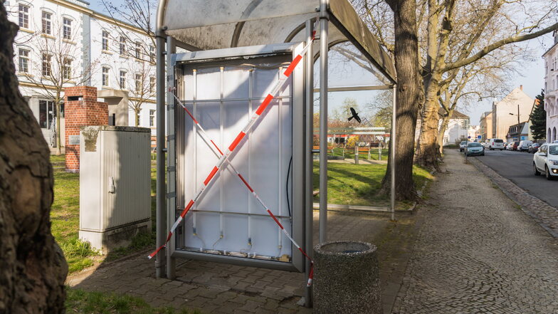 Die Bushaltestelle vorm Riesaer Stadtmuseum am Poppitzer Platz ist beschädigt worden.