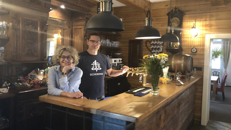 Iveta Cajkova und Zdenek Charamsa haben das Gasthaus „Maxmillian“ in Dolní Svetlá übernommen, saniert und wiedereröffnet.