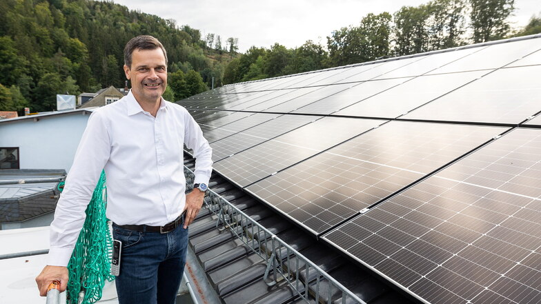Geschäftsführer Thilo Mühle vor der Fotovoltaik-Anlage seiner Firma.
