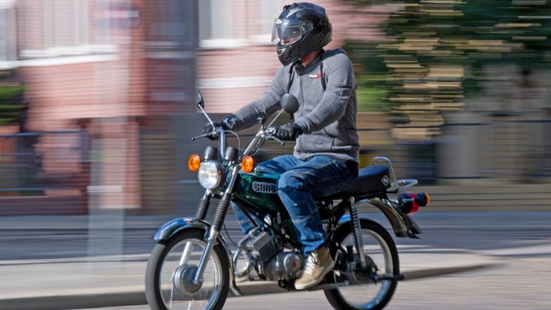 Die Polizei hat im Vogtland einen Jugendlichen auf einem umgebauten Moped verfolgt.