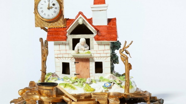Ein Bauernhaus, als Schreibgarnitur aus Meissener Porzellan gefertigt, gehörte dieses Jahr mit der Endsumme von 38.000 Euro zu den Stücken, die bei Auktionen die höchsten Steigerungsraten erzielten.