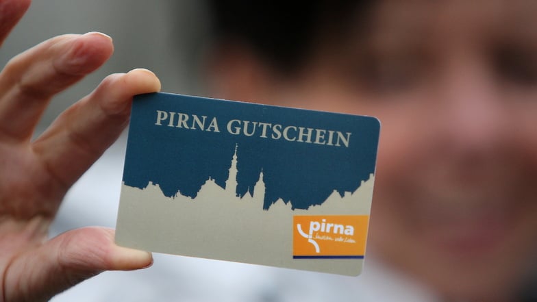 Klein, aber oho: Auf den Pirna-Gutschein lassen sich beliebige Beträge aufladen - und diese sich dann in über 60 Läden und Lokalen einlösen.