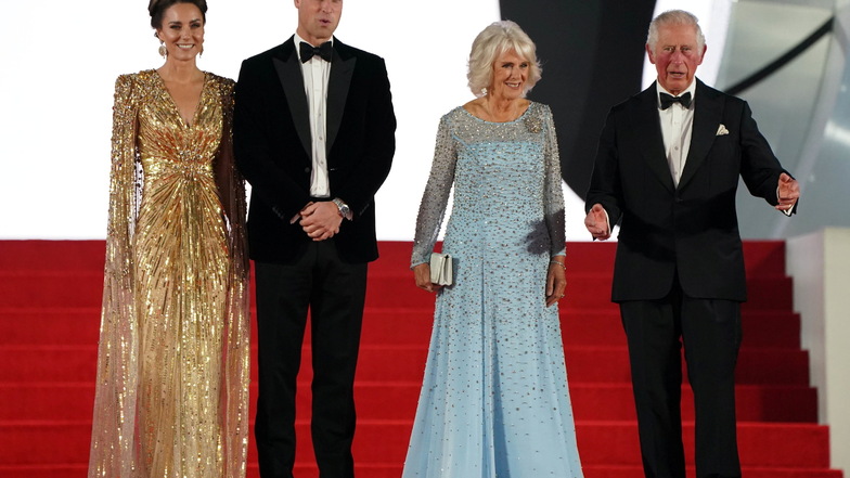 Der britische Prinz William (l-r), Herzog von Cambridge, seine Ehefrau Kate, Herzogin von Cambridge, Camilla, Herzogin von Cornwall, und ihr Ehemann, der britische Prinz Charles (l), Prinz von Wales