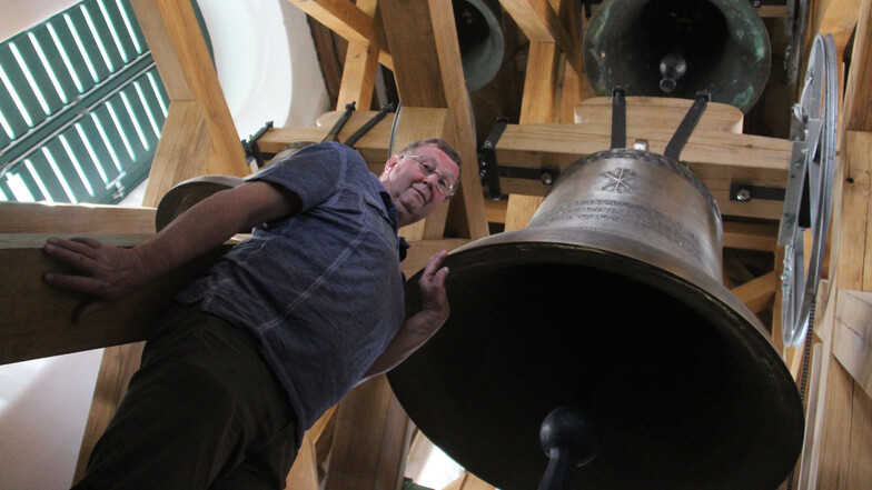 Die Sanierung des Geläuts in der Baruther Kirche ist jetzt beendet. Der Vorsitzende des Glockenfördervereins Bernd Lorenz freut sich darüber.