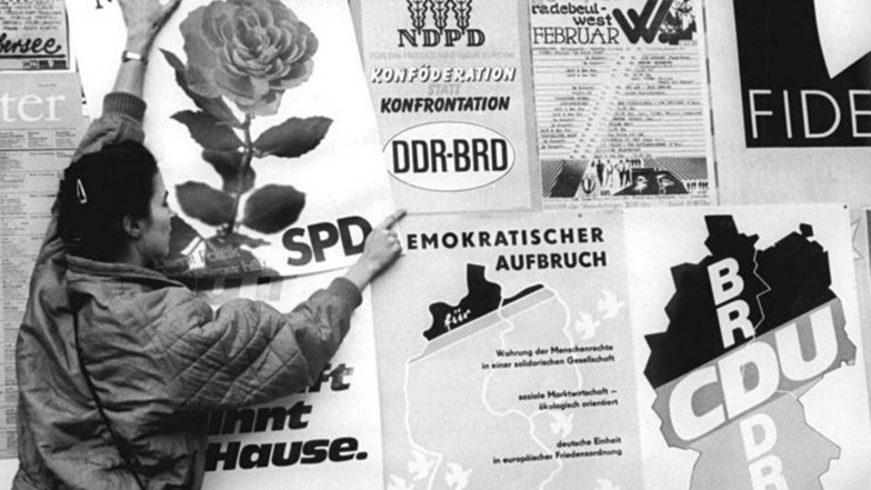 Am 18. März 1990 hat es in der DDR die ersten freien Wahlen gegeben. Wahlkamp in Dresden im Februar 1990: An vollmundigen Sprüchen mangelt es kaum einer der antretenden Parteien. Viele von ihnen sind gerade erst gegründet worden.
