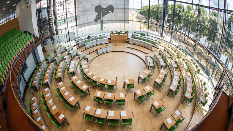 Noch sind die Stühle im Plenarsaal leer, doch bald sitzen hier die gewählten Abgeordneten des neuen Landtags.