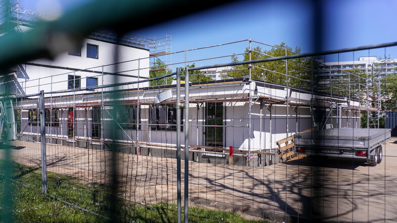 In diesem neuen Gebäude auf dem Hof des Gymnasiums Johannstadt an der Pfotenhauerstraße in Dresden lernen ab dem neuen Schuljahr die Kinder.