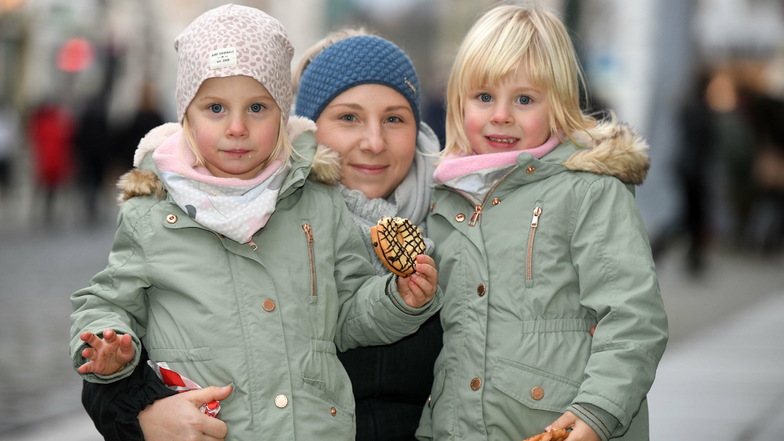 Belinda Gärtner und ihre Zwillinge Klara und Ella aus Kittlitz freuten sich über den Ausflug zum ersten Advent in die Löbauer Innenstadt.