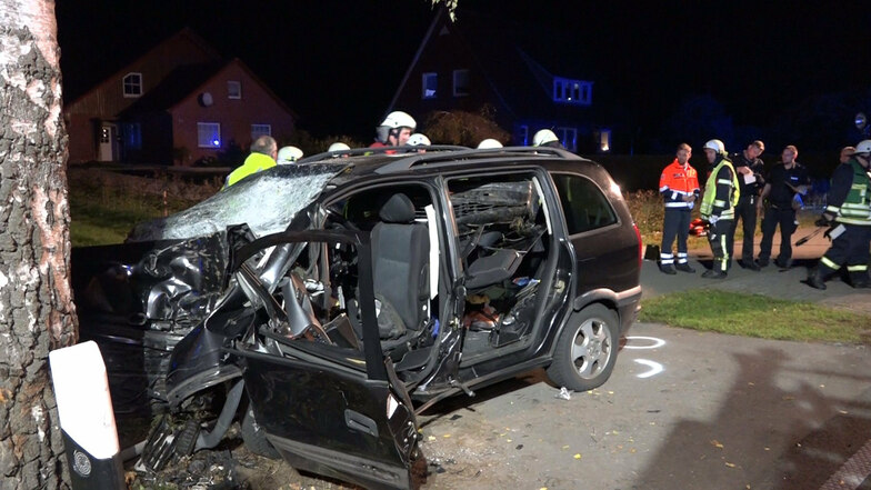 Bei einem schweren Verkehrsunfall im Landkreis Cloppenburg sind eine Mutter und ihr Sohn gestorben.
