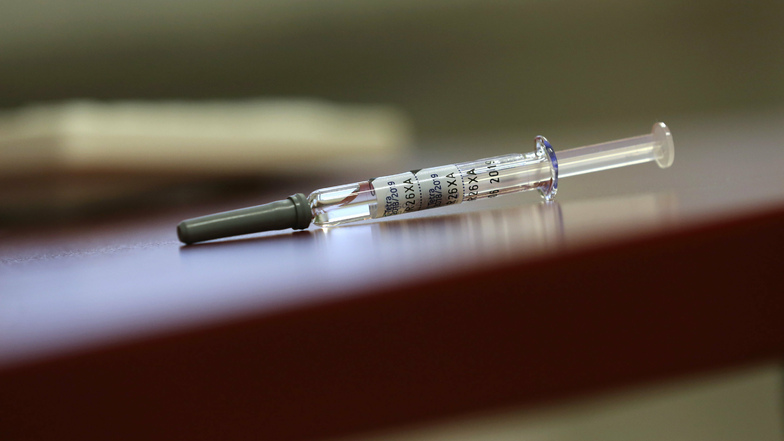 Eine Spritze mit dem Vierfach-Grippeimpfstoff Influvac Tetra liegt in einer Arztpraxis bereit. Die Grippeschutzimpfung wird in der kommenden Grippesaison eine große Bedeutung auch gegen das Corona-Virus erlangen.