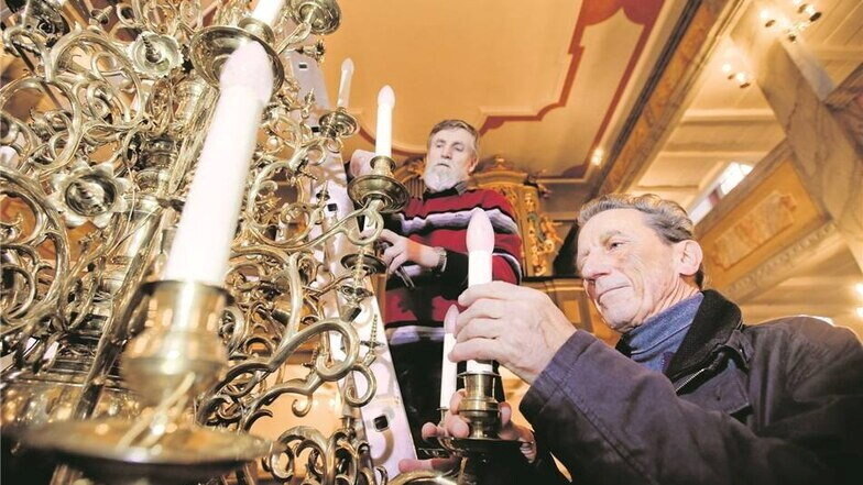 Pfarrer Norbert Littig (l.) und Gottfried Brückner überprüften den Kronleuchter, bevor er 2013 zur frisch ausgemalten Kirchendecke hinaufgezogen wurde.