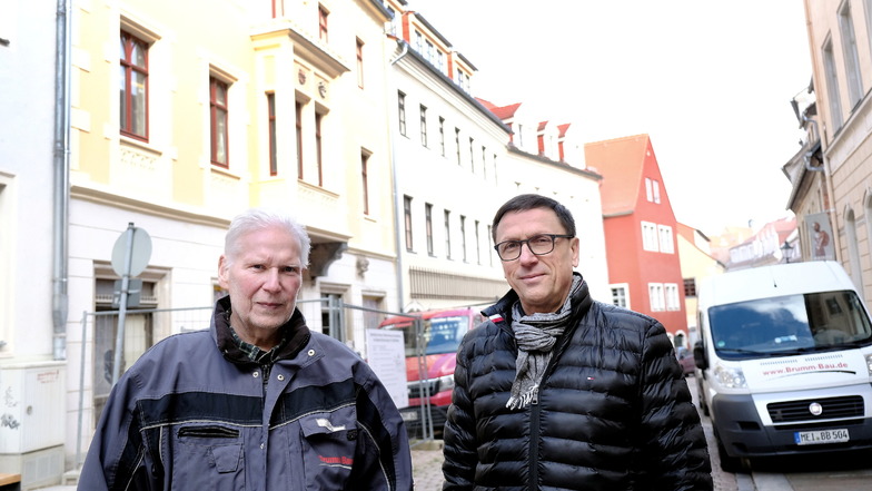 Wieder ein Haus gerettet: Ingolf Brumm (l.) und sein Nachfolger Andreas Poller an der Baustelle in der Görnischen Gasse 32. Die Arbeiten an der Fassade sind bereits weit vorangeschritten.
