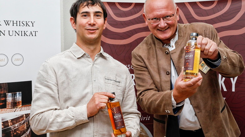 Martin Wagner von der Sächsischen Spirituosenmanufaktur und Bergquell-Inhaber Steffen Dittmar bei der Präsentation des 1. Löbauer Whiskys.