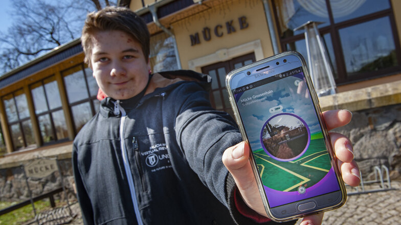 Paul Quaas zeigt auf seinem Handy den Pokéstop Mückenschänke, den er auf seiner Pokémon-Suche im Großenhainer Stadtpark gefunden hat.