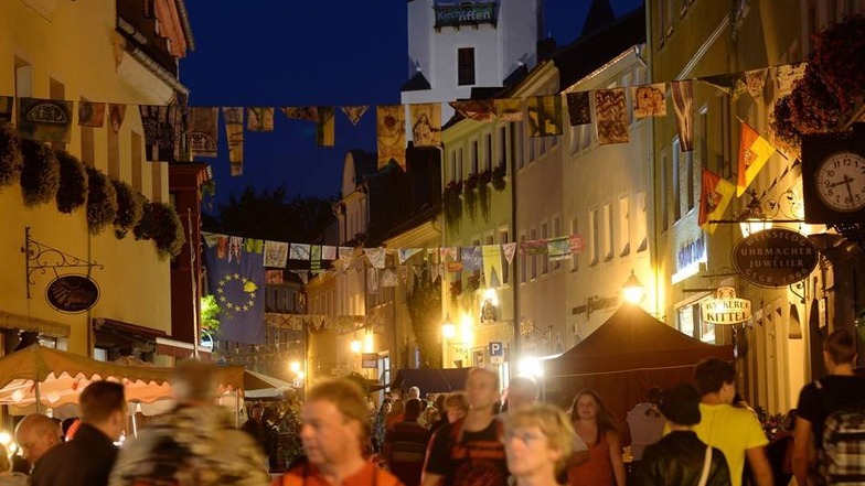 Den Auftakt zum 22. Tag der Sachsen feiern die Besucher am Freitagabend im Herzen der Altstadt von Schwarzenberg.