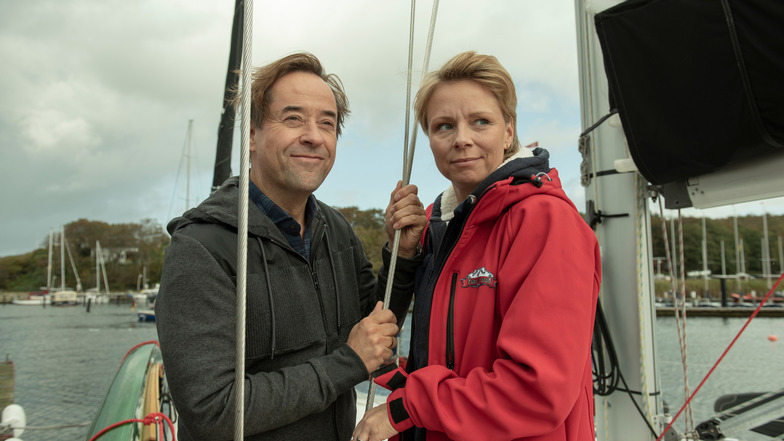 Bernd Küster (Jan Josef Liefers) und Charlie Jensen (Lene Maria Christensen) stehen auf dem Segelschiff kurz vor der Abfahrt. Sie wissen, dass sie mit ihren Ehepartnern über große Pläne sprechen müssen.