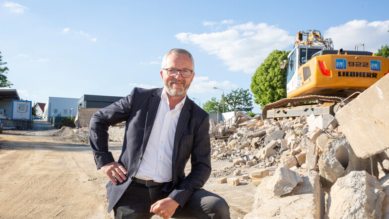 Geschäftsführer Heiko Winter auf seiner Baustelle an der Hohen Straße in Kamenz: Dort hat er jetzt eine Millionen-Investition gestartet. Vom früheren Bau-Kombinat auf dem Areal sind nur noch Schuttberge zu sehen.