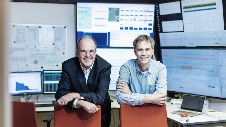Zwei Professoren, ein Thema: das Universum, und was es zusammenhält. Prof. Kai Zuber (l.) und Prof. Daniel Bemmerer im Leitstand für den Beschleuniger im Felsenkeller-Labor
