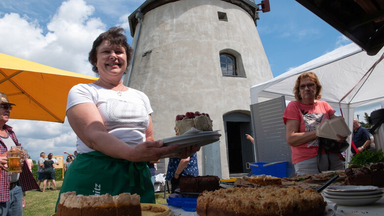 Deutscher Mühlentag wird auch an der Weßnitzer Windmühle gefeiert. Hier zeigt Roswitha Lehmann, die Chefin vom Ortsverein Edelweiß, das leckere Kuchenangebot.
