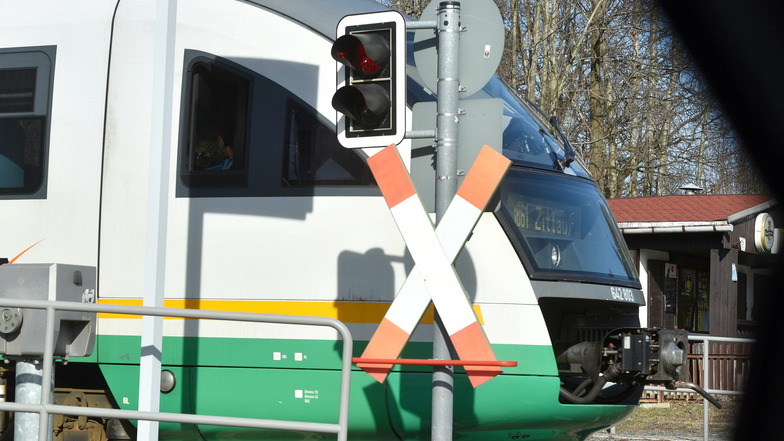 Die Länderbahn im Einsatz: Die Lokführer-Gewerkschaft kritisiert den Umgang mit den Problemen im Winter und die Weggabe von Fahrzeugen.