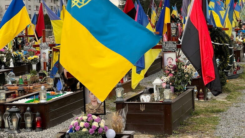 Soldatenfriedhof Lemberg: Fahnen über den Gräbern gefallener ukrainischer Soldaten. Die Ukraine ehrt die vielen Opfer des Krieges.