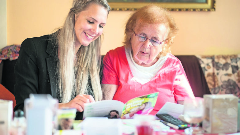 Viele Fragen an die Pflegeberaterin Maresi Nicko: Rentnerin Monika Freytag aus Dresden betreut ihren schwerkranken Lebensgefährten und will wissen, wie sie den Entlastungsbetrag erhält und wie hoch das Budget für den Pflegedienst ist.