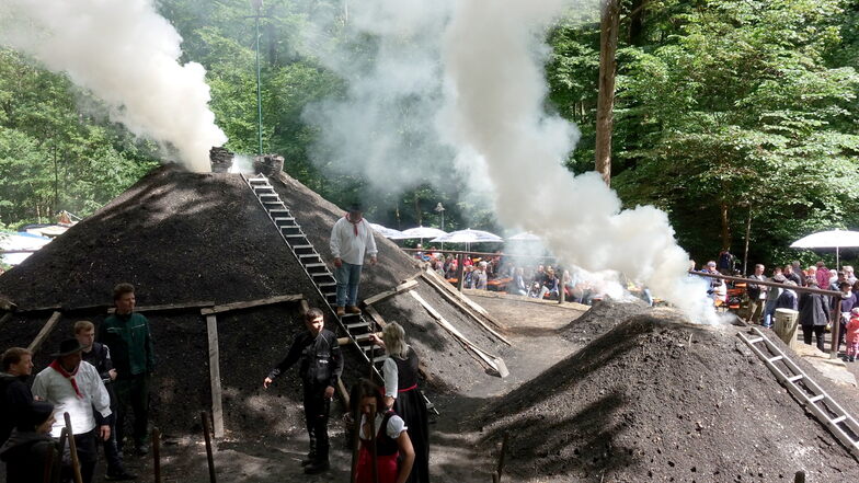Seit 175 Jahren werden im Tharandter Wald Meiler in Brand gesetzt und Holzkohle gewonnen. Im Mai tagt der europäische Verband in der Forststadt.